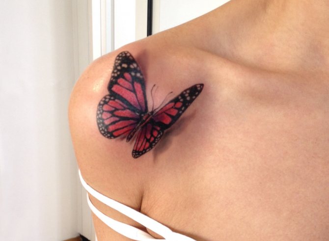 fluture pe umăr tatuaj