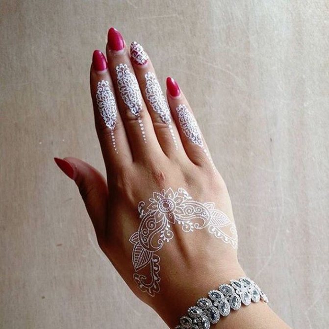 White mehendi can be combined with a matching accent manicure.