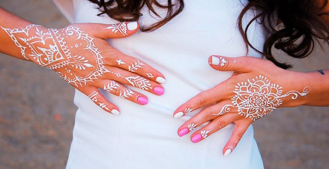 White wedding mehendi: how to paint your body with beautiful patterns?