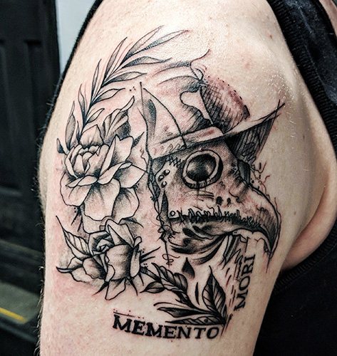 Carpe diem Memento Mori tattoo in Latin. Photo, meaning.