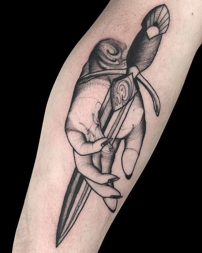 Tatuaggio con pugnale bianco e nero nel braccio