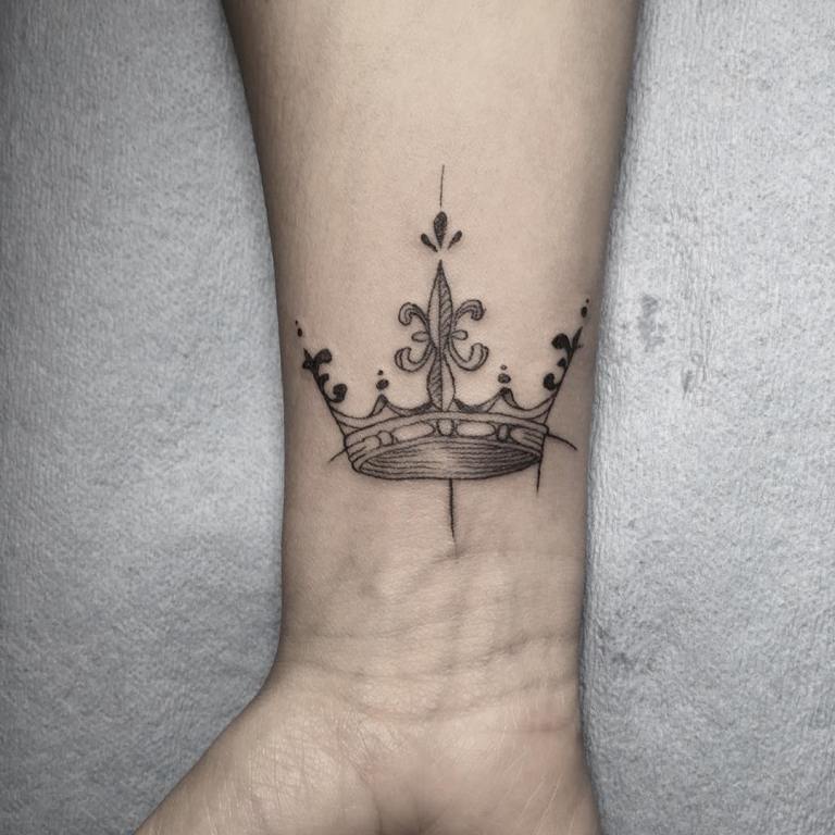 Tattoo of a girl's crown means