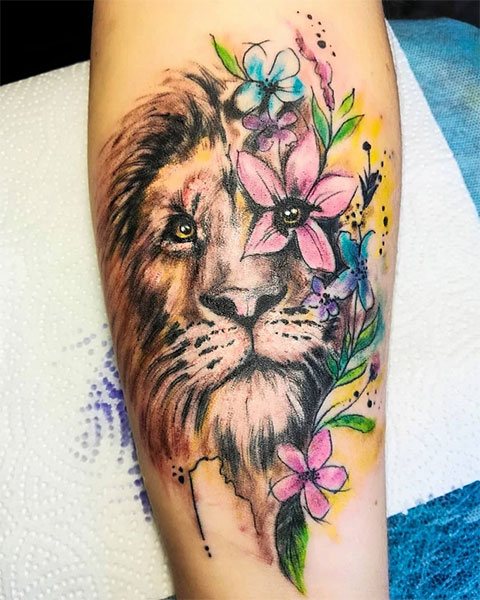 Kolorowy tatuaż lwa na ramieniu dziewczyny
