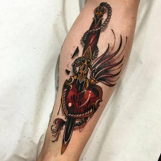 Tatuaggio con pugnale colorato sulla gamba