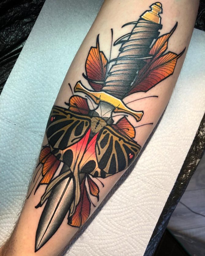 Tatuaggio pugnale colorato con farfalla sull'avambraccio