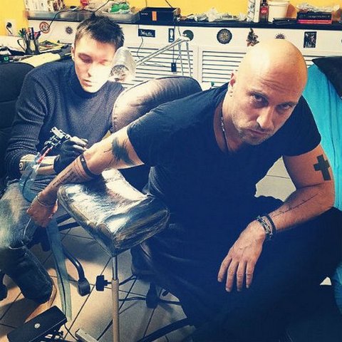 Dmitriy Nagiyev gets a new tattoo