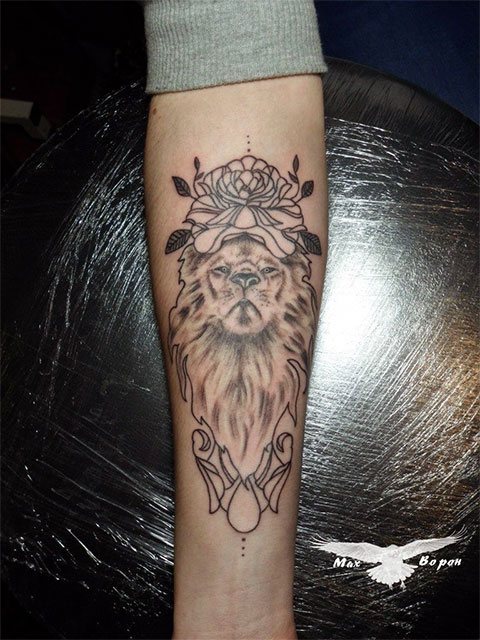 Tattoo photo of a lion on a girl's arm