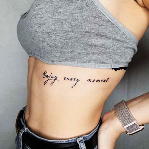 Frasi significative per tatuaggi per ragazze in latino si traducono in inglese, francese, italiano