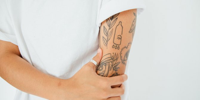 Handpoke is often chosen for paired tattoos. But someone does sleeves in this style, scoring the legs, chest and stomach