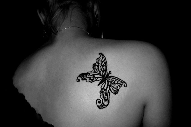 Images with a butterfly henna