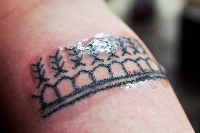 How does the crust on the tattoo. Tattoo healing by day, photo.