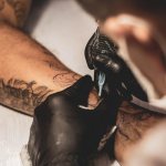 Come prendersi cura di un tatuaggio nei primi giorni: 8 regole cardinali