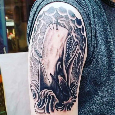 Tatuaggio di una balena sulla spalla