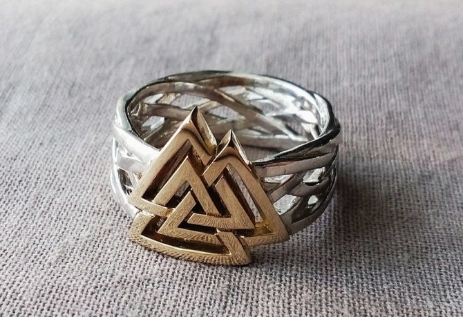 Pierścień z symbolem Valknut