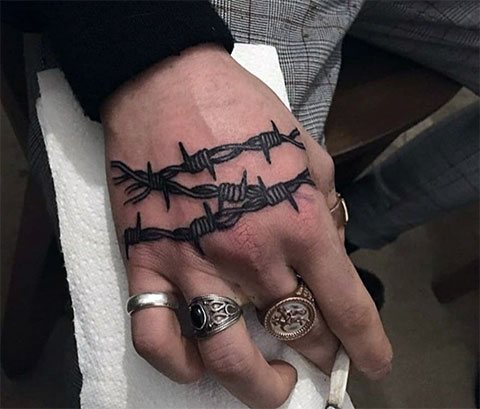 Barbed wire on the wrist - photo tattoo