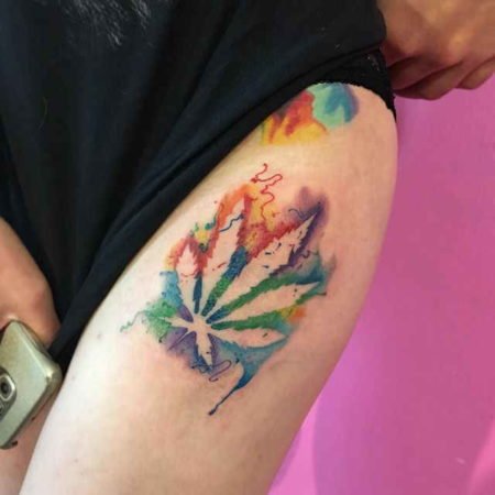 Tatuaggio cannabis sull'anca, acquerello