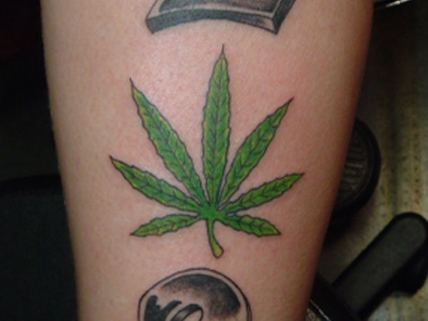 tatuaggio della cannabis