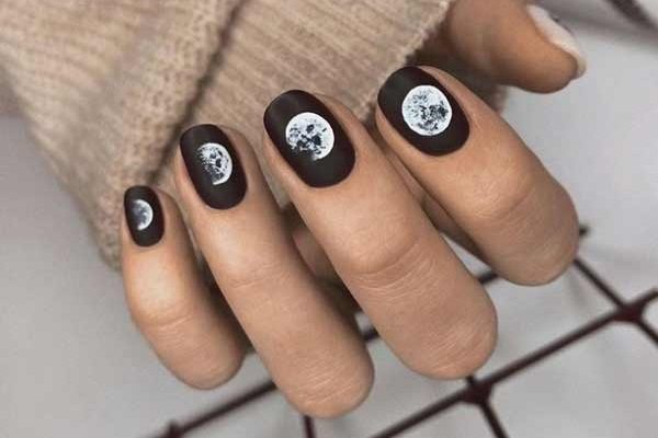 Beautiful black and white manicure