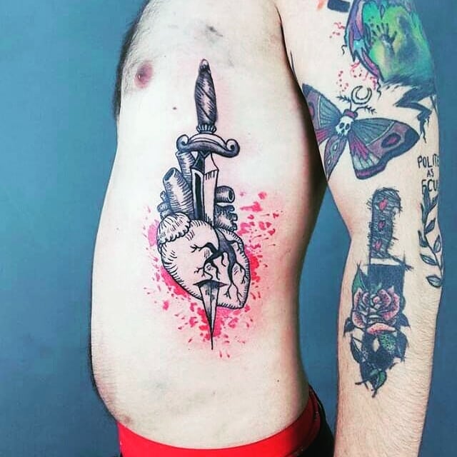Tatuaggio con cuore e pugnale insanguinato