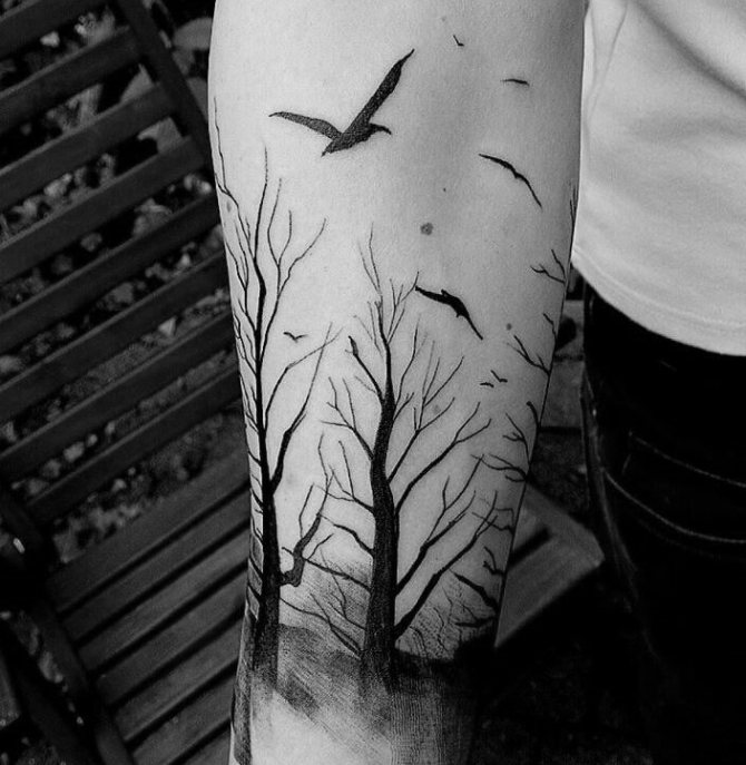 Uccelli che volano sopra gli alberi - un tatuaggio glamour