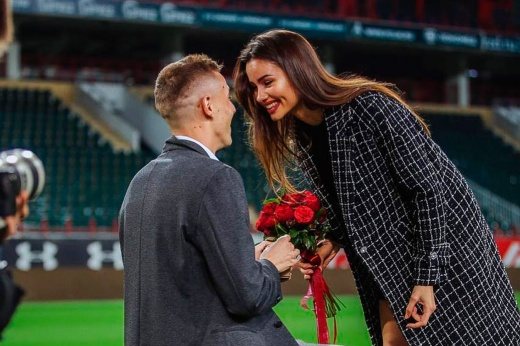 Love in the language of soccer. The most romantic acts of sports stars