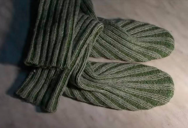 Clasa de maestru pe cizme de cusut de la un pulover vechi