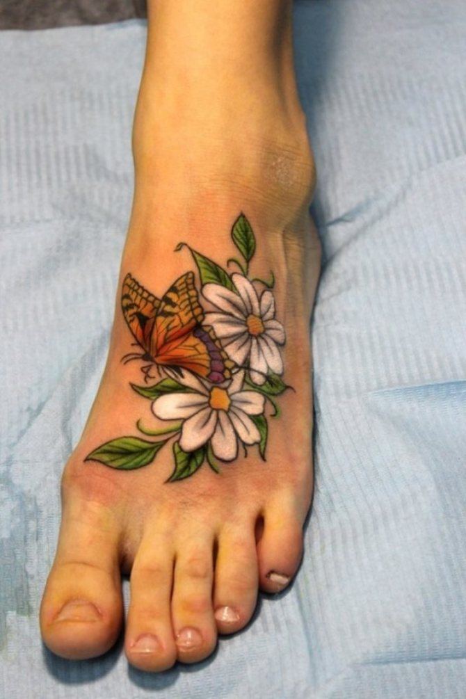 Cute daisies tattoo on a woman's foot