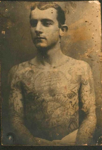 Un uomo con tatuaggi del 1910