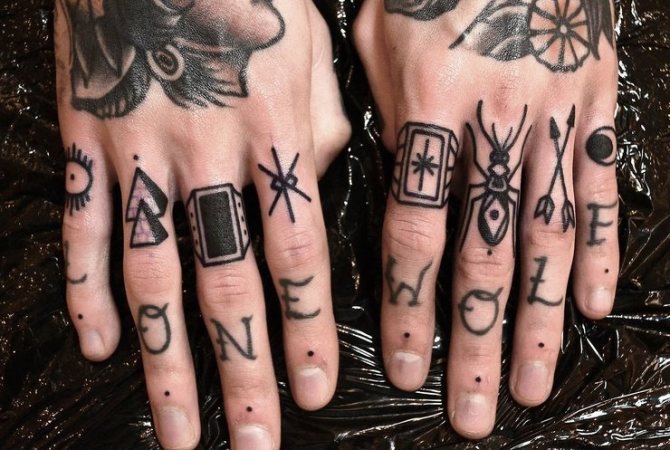 Uomini tatuaggi sulle dita