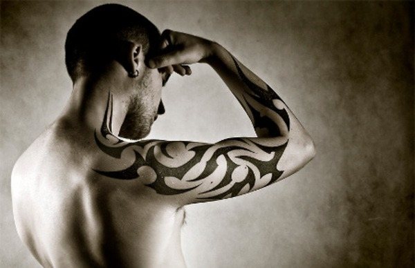 Bărbați Tatuaje pe mână: inscripții cu traducere, semnificația lor, frumos cu semnificație, model celtic, mic, braț complet, schițe