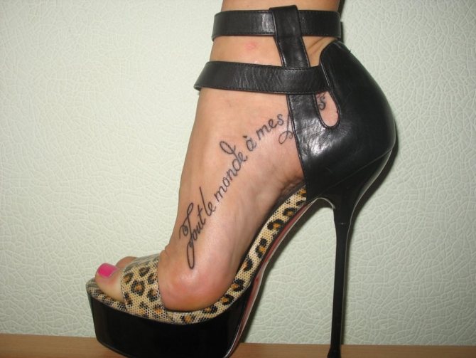 Tattoo inscription along the foot looks great in combination with high-heeled shoes