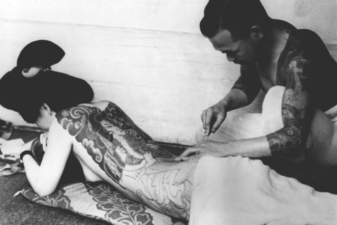 Tattooing a geisha body