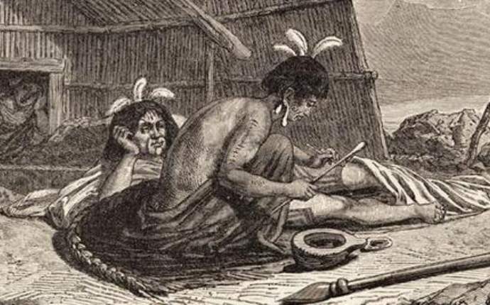 Papuani nel processo di tatuaggio