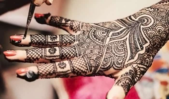Process of henna application on the hand