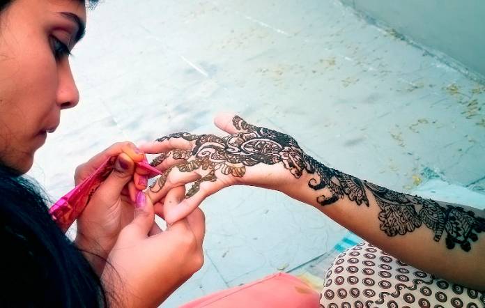 Il processo di applicazione dell'henné