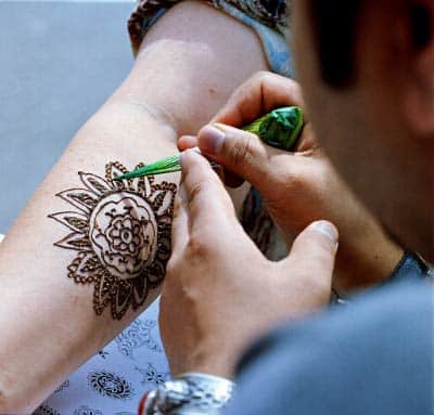 Painting henna