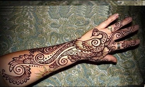 Disegni di henné per principianti su una gamba, una mano, un polso. Schizzi semplici, stencil. Istruzioni passo dopo passo con foto