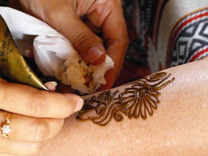 A henna hand drawing step by step for beginners