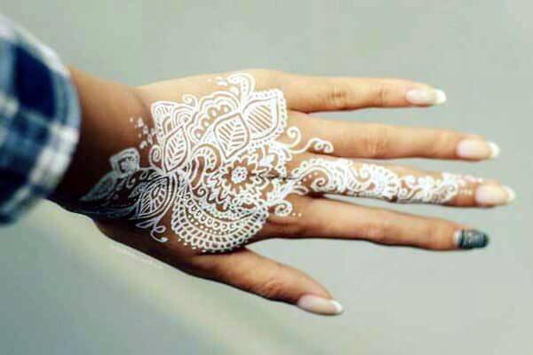 Desen alb henna pe mâini