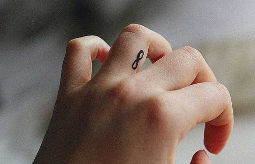 Simbolo dell'infinito sul suo dito