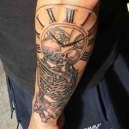 Scheletro, tatuaggio e orologio, avambraccio