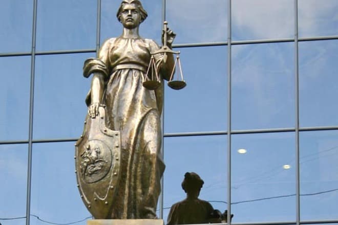 Themis sculpture on the Supreme Court building in Moscow.