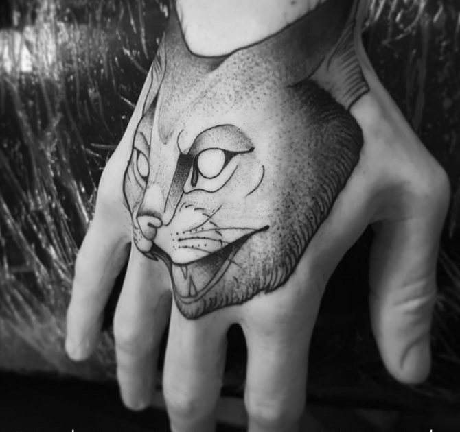 Tatuaggio di un gatto aggressivo in stile Dotwork