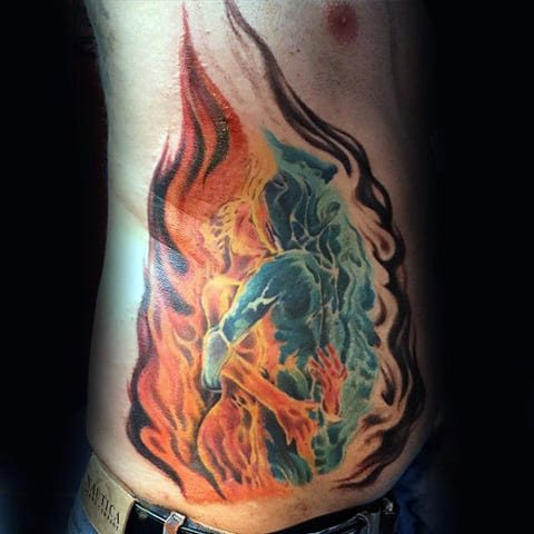 Angelo del tatuaggio in fiamme
