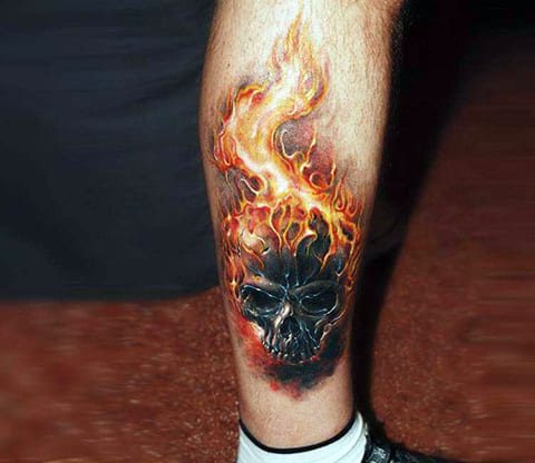Teschio del tatuaggio in fiamme
