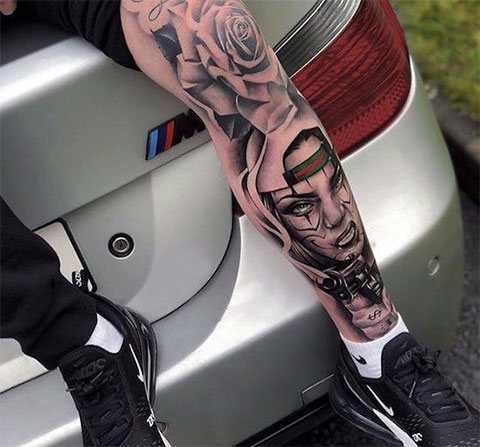 Tattoo Chicano on his leg
