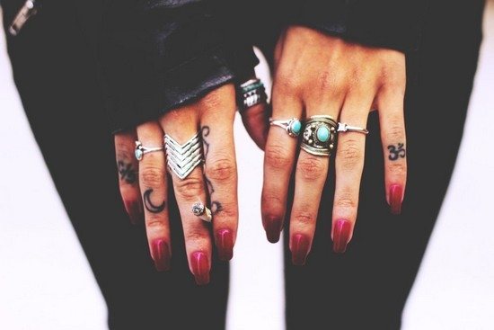 Tatuaj pentru fete deget