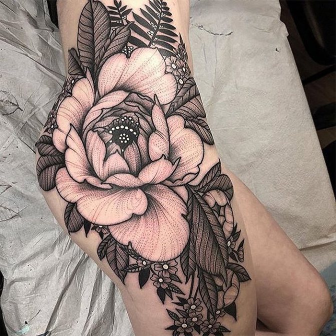 women tattoo a huge flower on her hip