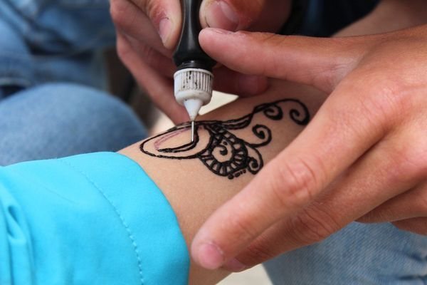 Tatuaż motyw egipski dla mężczyzn i dziewcząt. Szkice na dłoni, przedramieniu, palcach, wartości. Zdjęcie