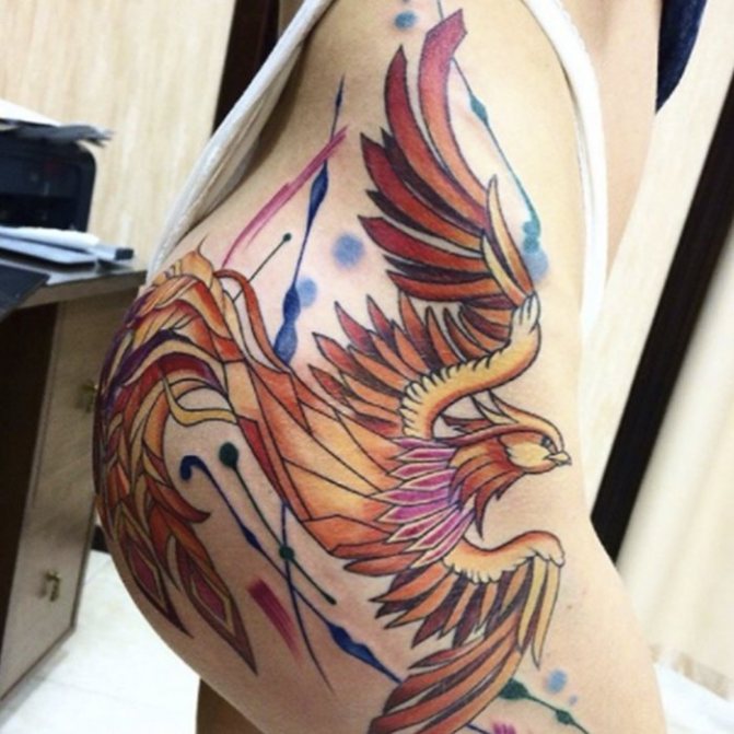 Tattoo phoenix flying on hip